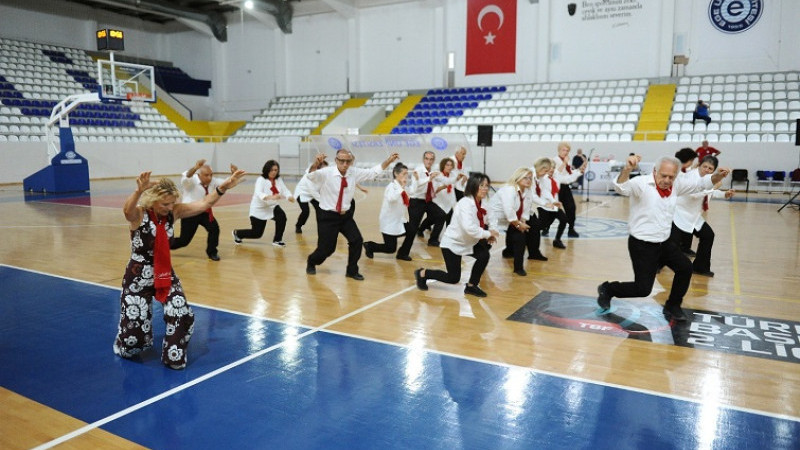 Karşıyaka Belediyesi 3. Yaş Üniversitesi’nden 8 madalya!