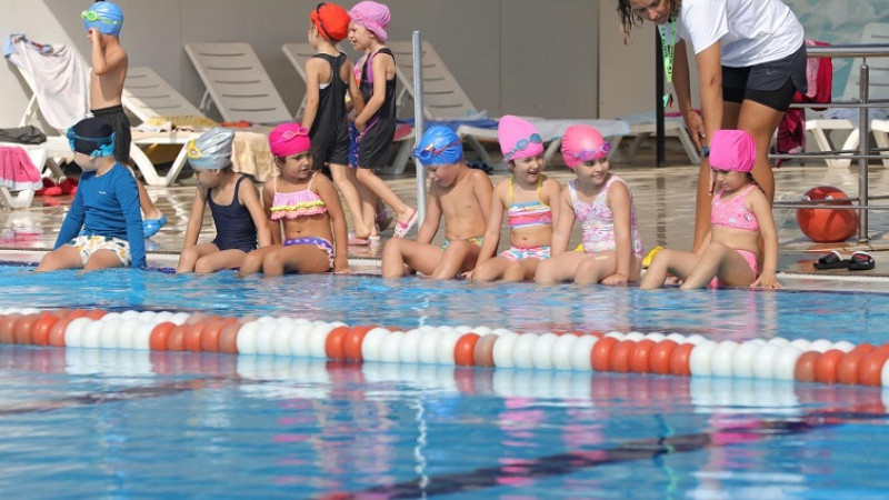 Bayraklı'da çocuklar için yüzme kursu