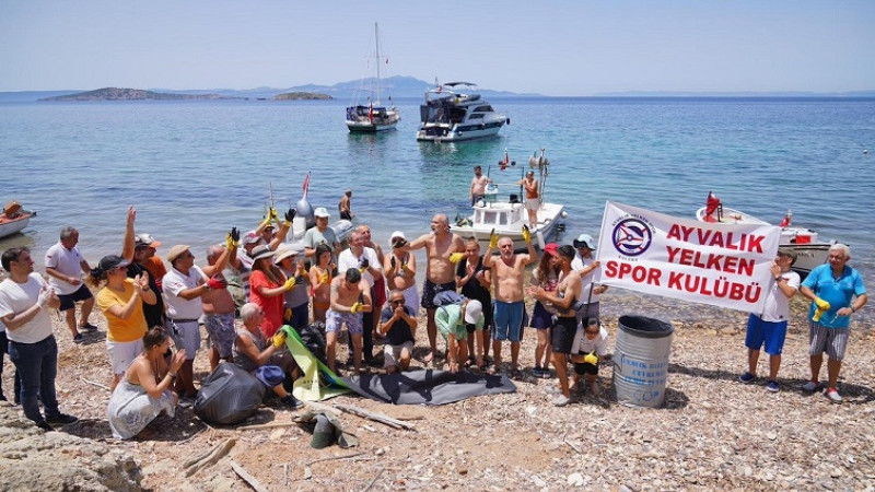 Adalardan tonlarca çöp toplandı