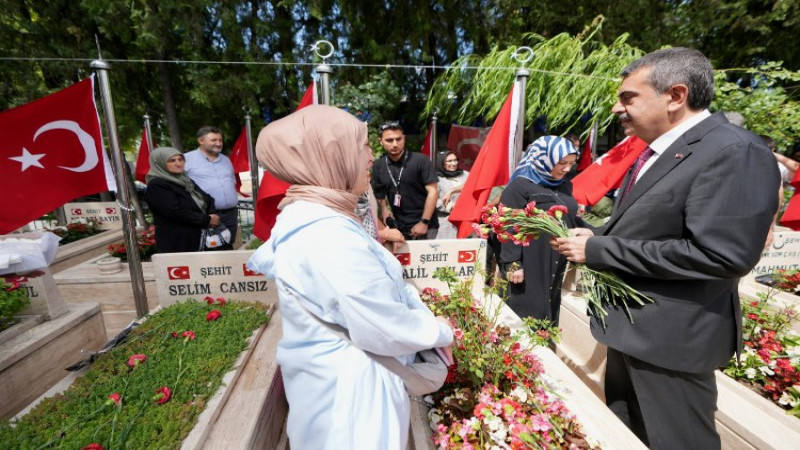 Bakan Tekin 15 Temmuz şehitleri için Karşıya Mezarlığı'nda