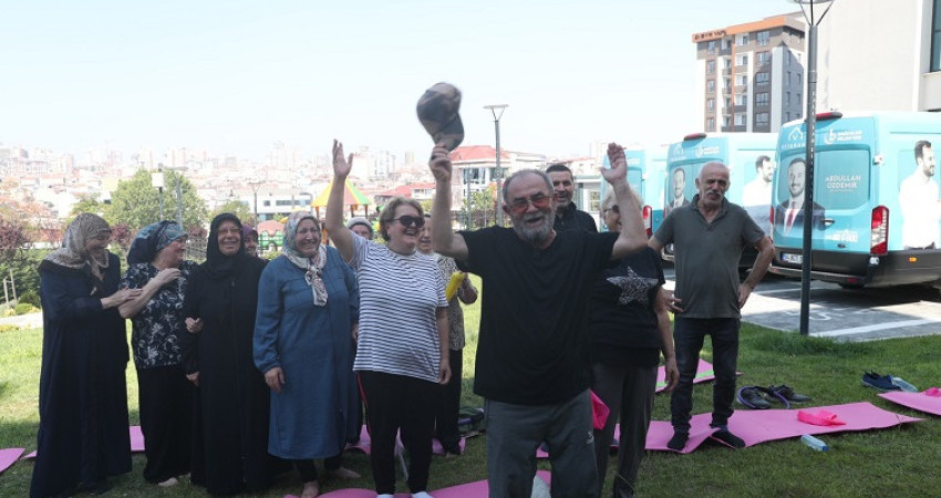 Yaşlılar, kahkaha seansında doyasıya eğlendi