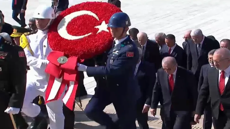 Devlet erkanı Ata'nın huzurunda