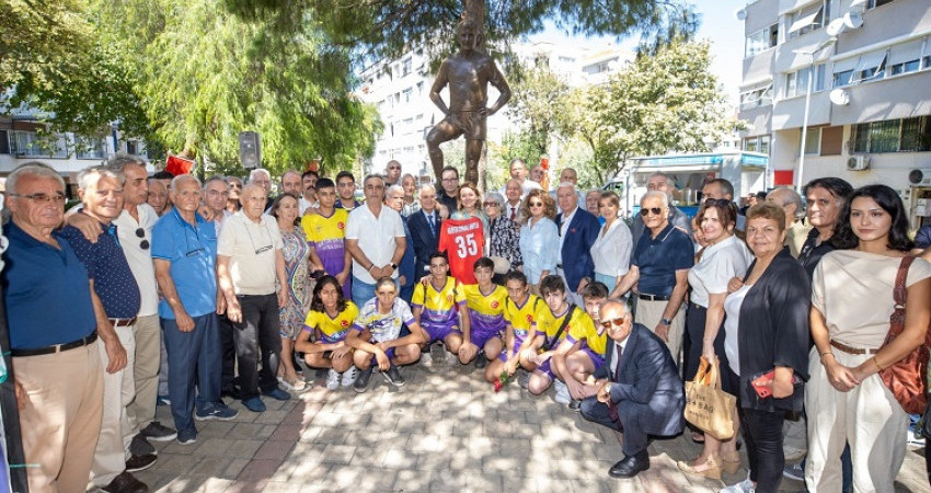 Konak’ta Metin Oktay’a anıtı başında anma