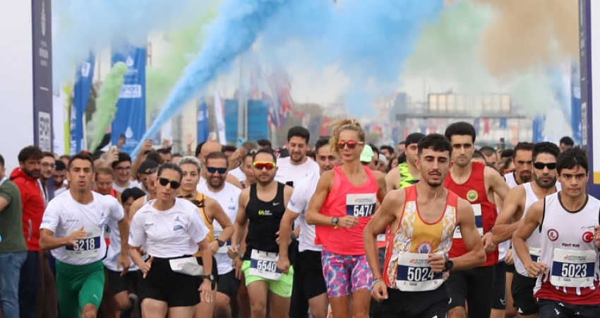 RENGARENK ADIMLARLA İSTANBUL’U KOŞTULAR