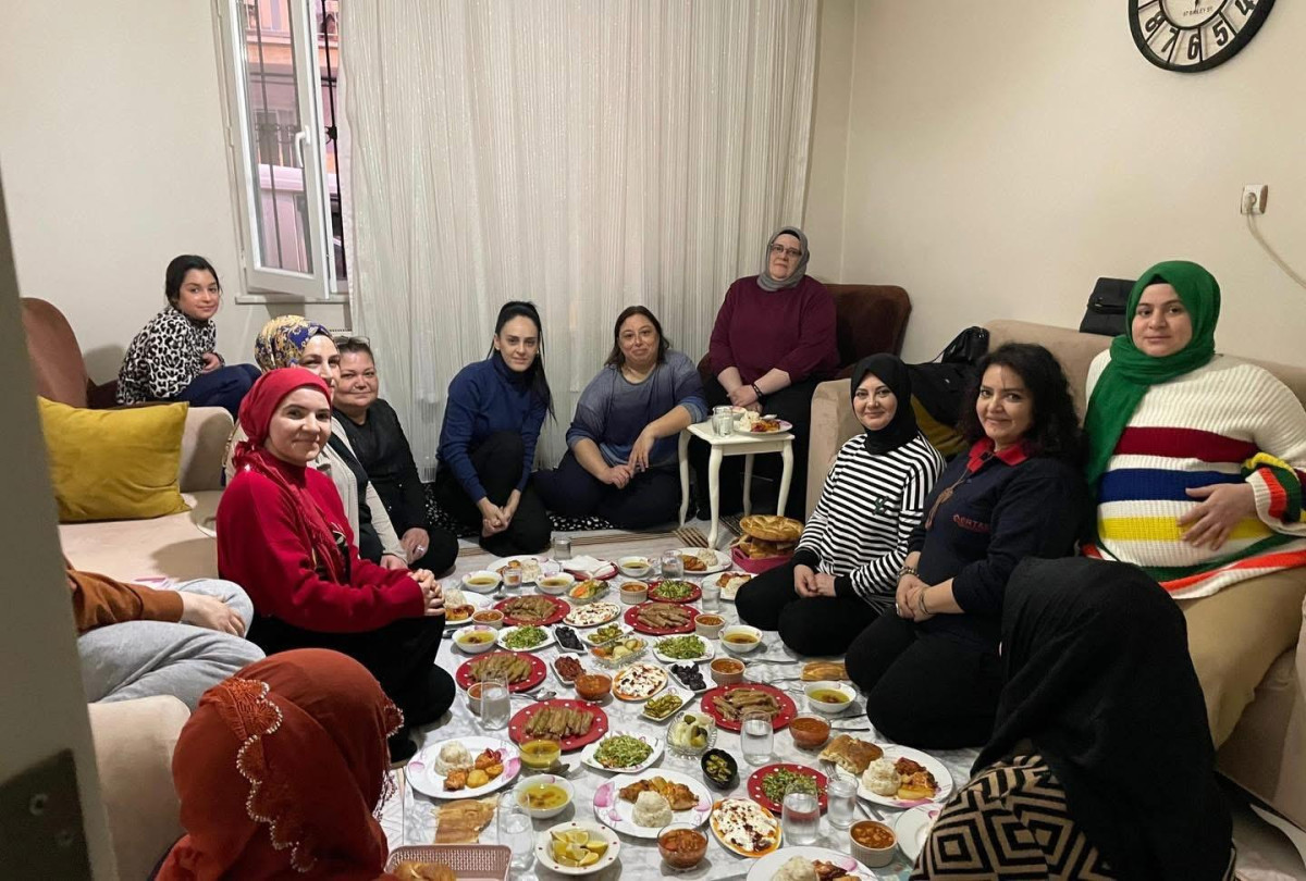 AK Parti Şehzadeler İlçe Kadın Kolları, her akşam misafir olarak iftar sofralarını paylaşıyor.