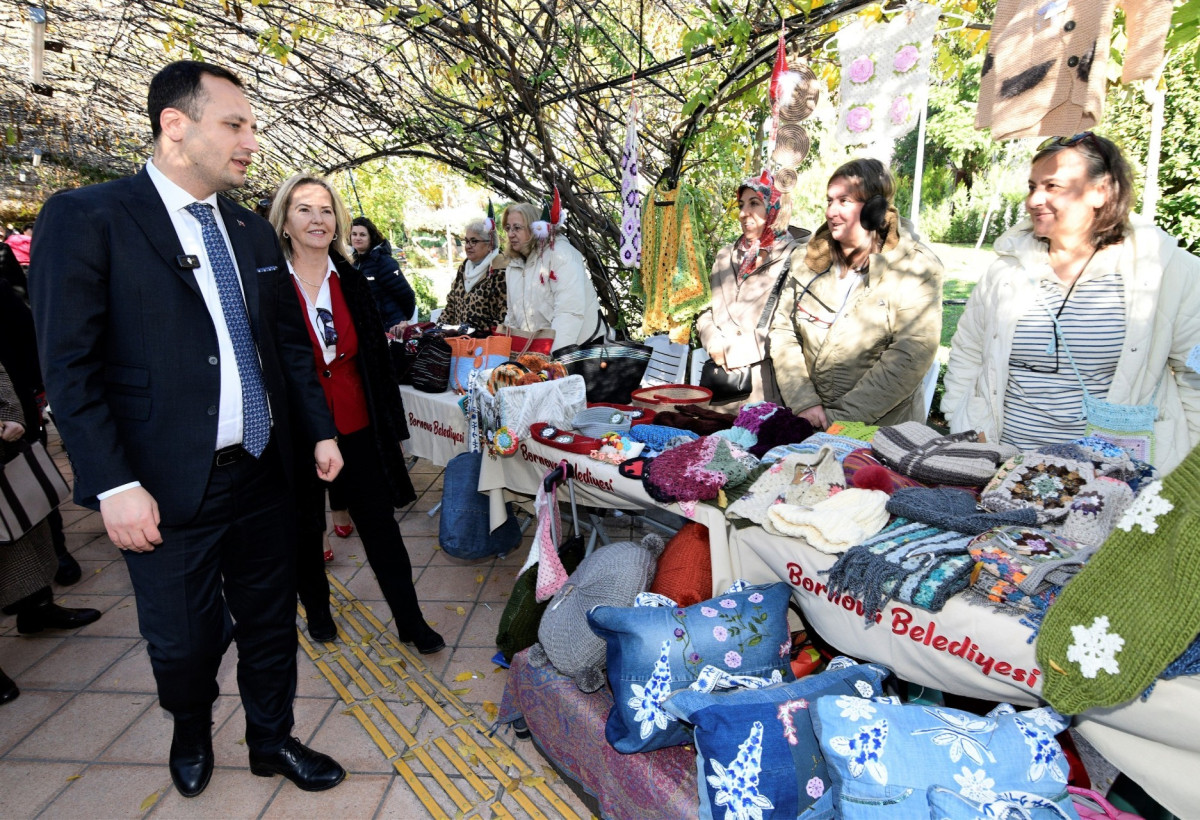 Bornova’da yılbaşı ruhu el emeği ürünlerle canlanıyor