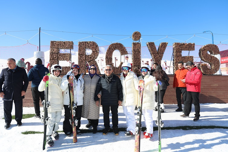 Erciyes'te Kayak Tutkunları ile Buluşan Büyükkılıç: 3 Milyonun Üzerinde Misafiri Bekliyoruz