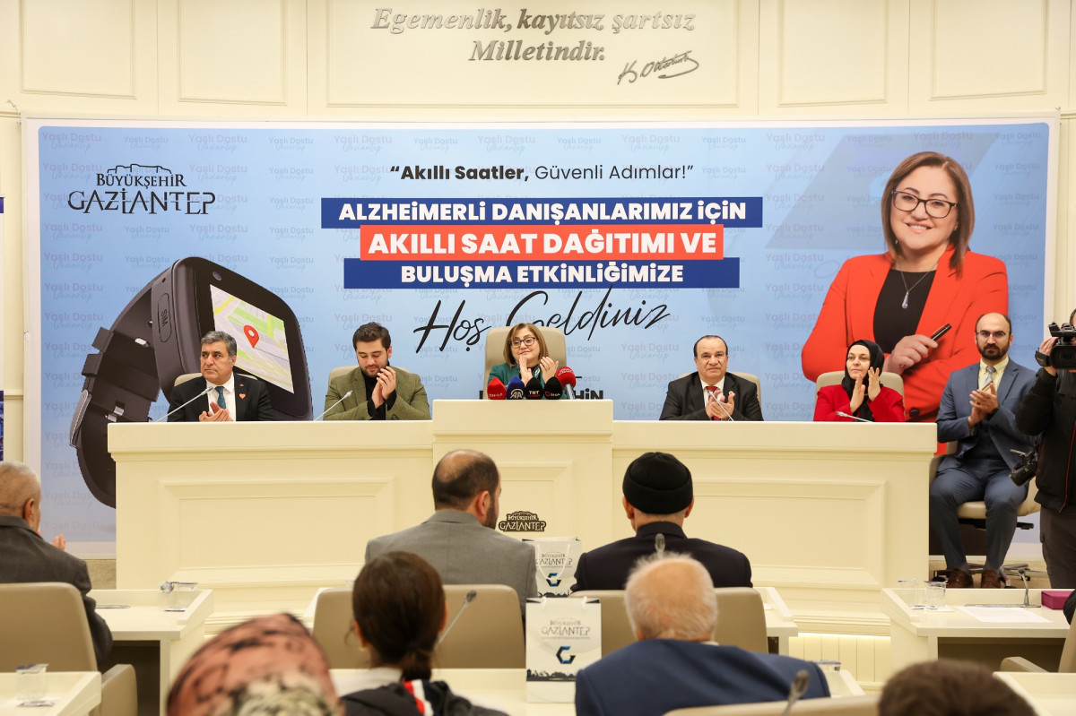 GAZİANTEP BÜYÜKŞEHİR’DEN ALZHEİMER DANIŞANLARI İÇİN AKILLI SAAT!