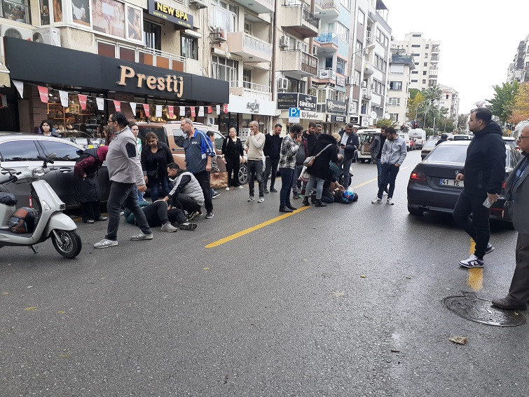 İzmir caddesinde meydana gelen motosikletli iki kurye anayol tali yol ihlali nedeniyle çarpıştı.