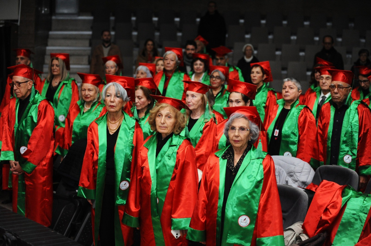 Karşıyaka’da 3. Yaş Üniversitesi’nde mezuniyet coşkusu!