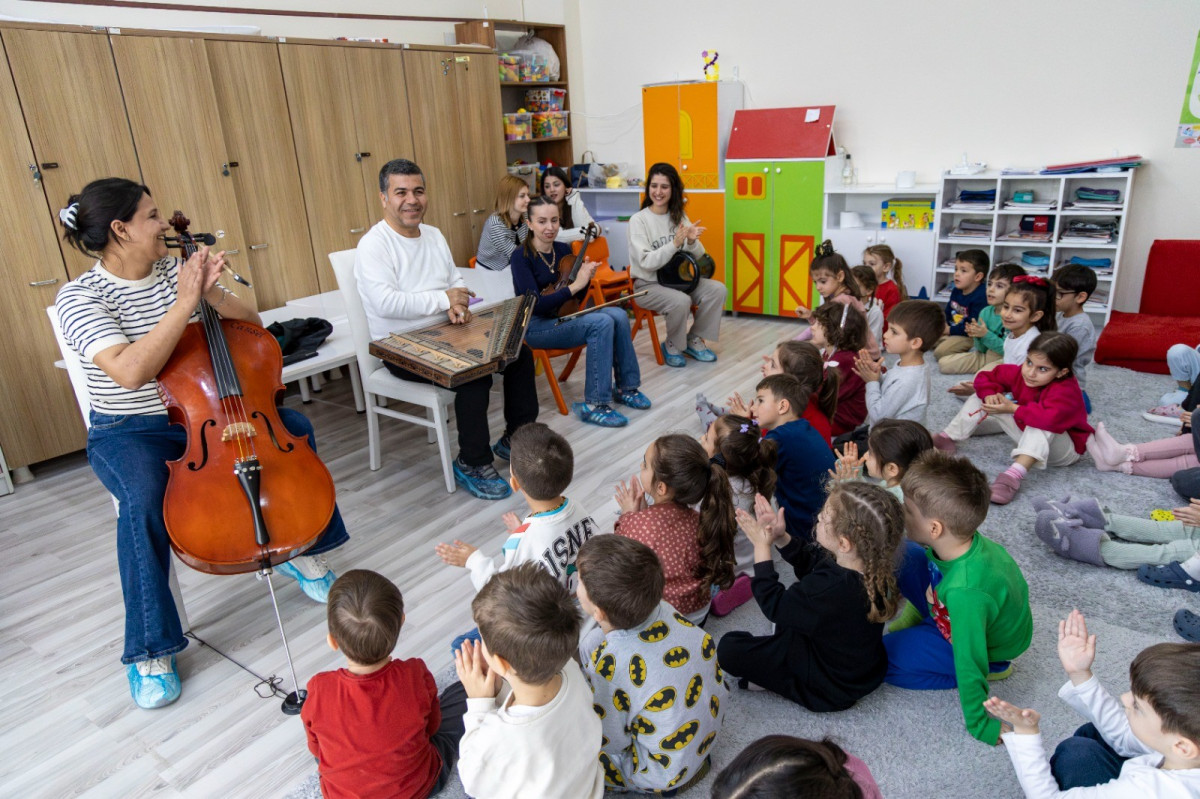 Karşıyakalı minikler Türk müziği çalgıları ile tanışıyor