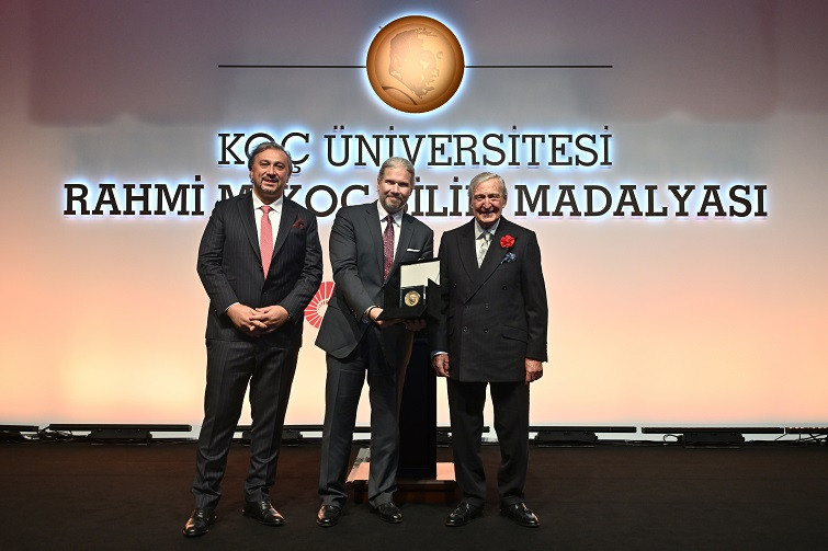 KOÇ BİLİM MADALYASI’NIN SAHİBİ PROF. DR. METE ATATÜRE OLDU