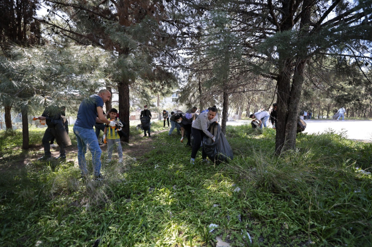 Konak’ta el ele orman temizliği: 2 saatte 750 poşet çöp toplandı