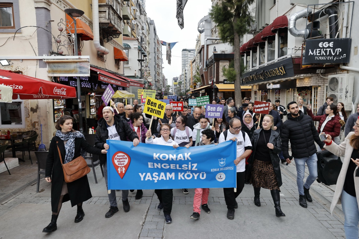 Konak’tan Engelliler Günü’nde farkındalık yürüyüşü