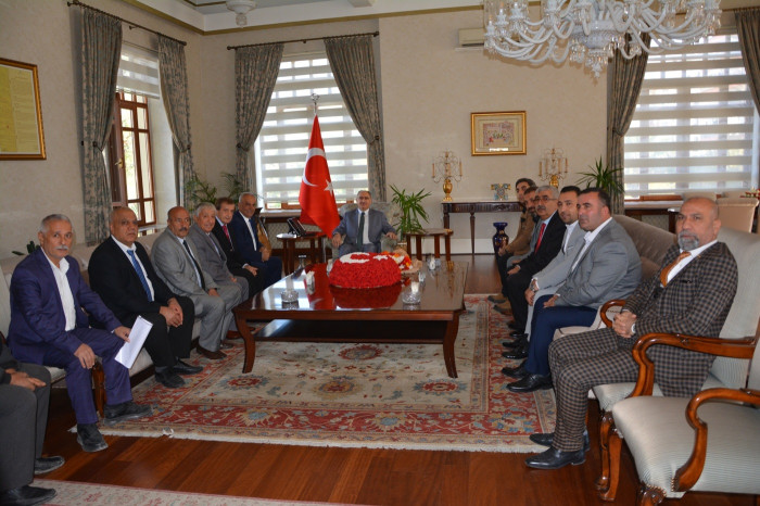 Manisa Bitlisliler Derneği Manisa Valisi Vahdettin Özkan’a hayırlı olsun ziyaretinde bulundu.