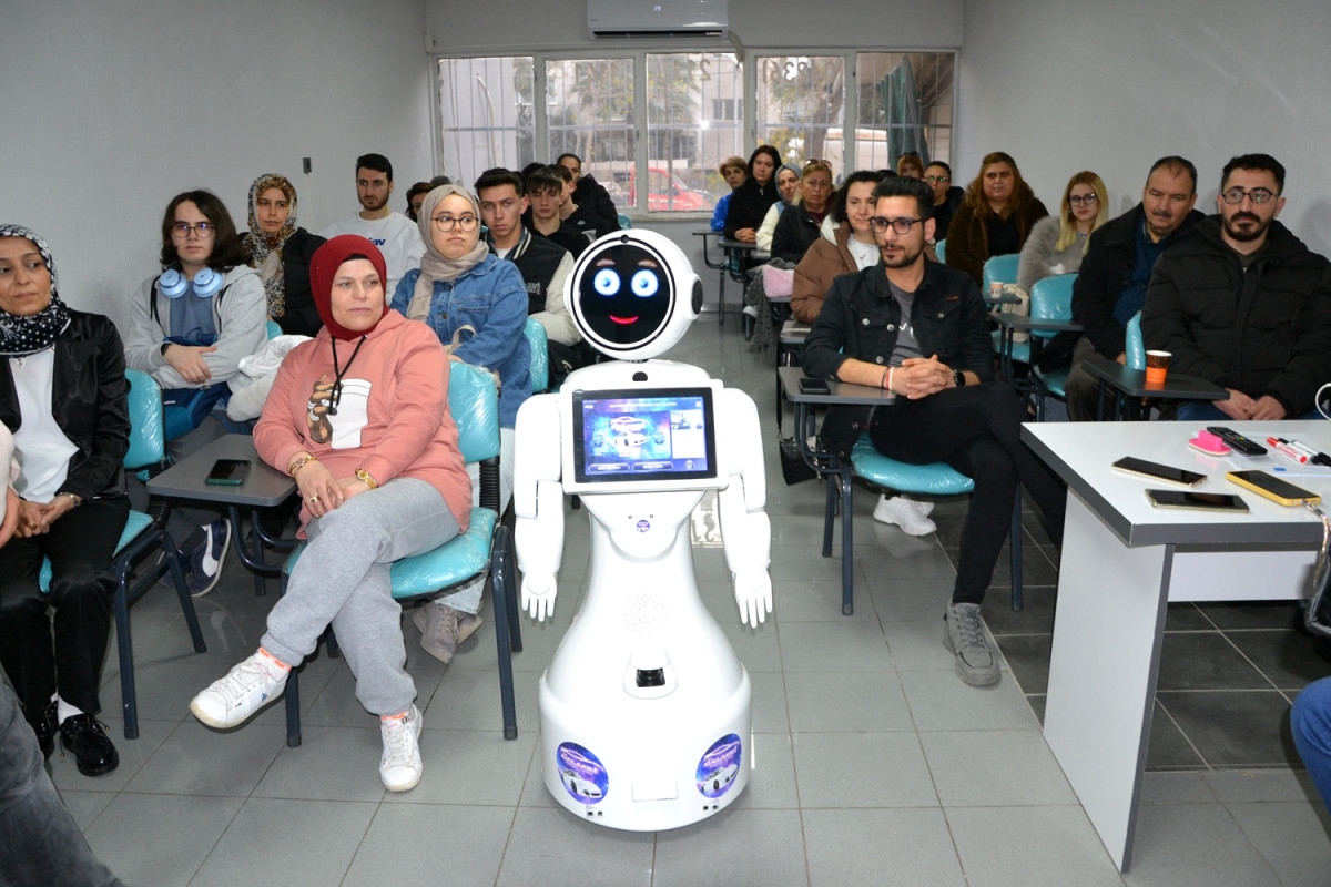 Manisa’da bir sürücü kursunda yapay zeka yerli robot ile sürücü adaylarına ders verilmeye başlandı