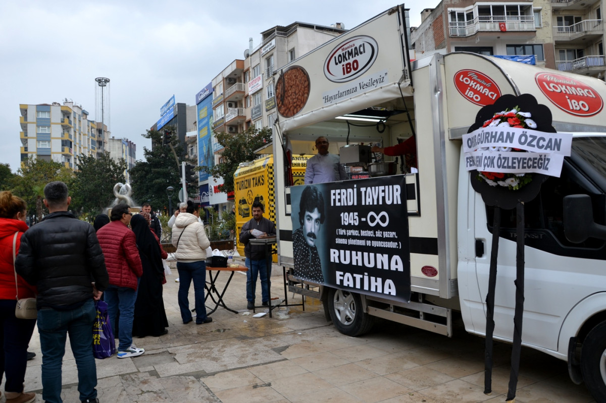 Manisa’da Ferdi Tayfur hayranları usta sanatçıyı unutmadı