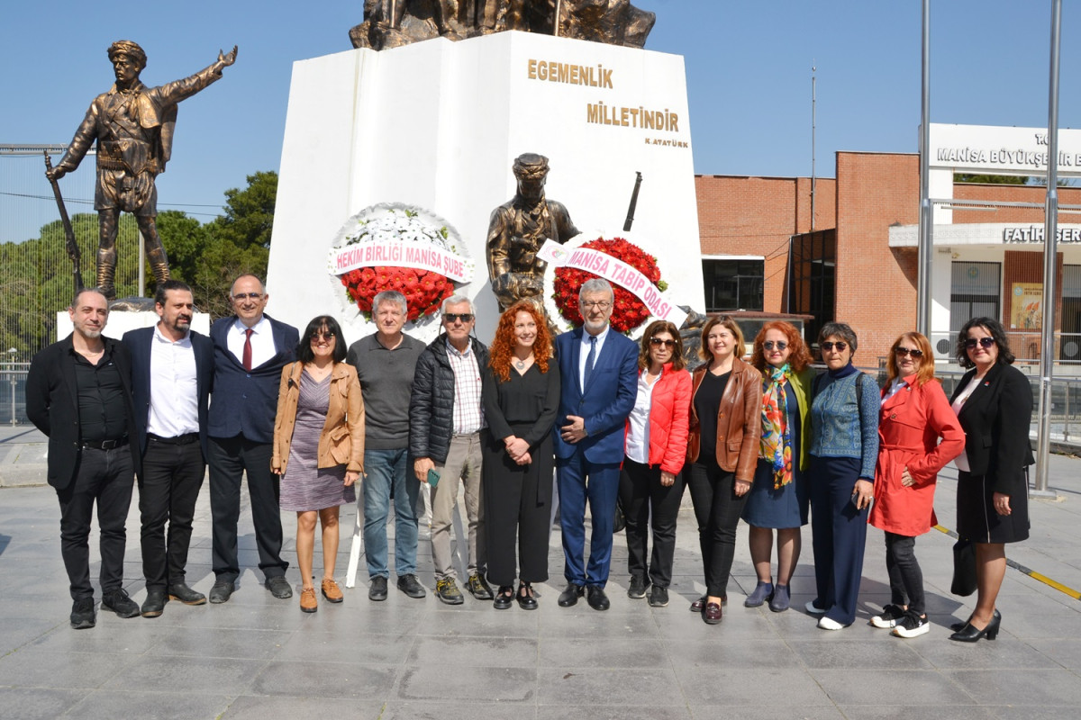 Manisa’da Manisa Tabip Odası tarafından 14 Tıp Bayramı kapsamında çelenk sunma töreni gerçekleştirildi.