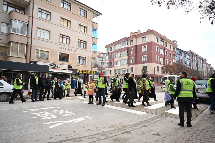 ÖĞRENCİLERİN OKULA GÜVENLE GİTMESİ İÇİN YAYABÜS PROJESİNİ BAŞLATTI