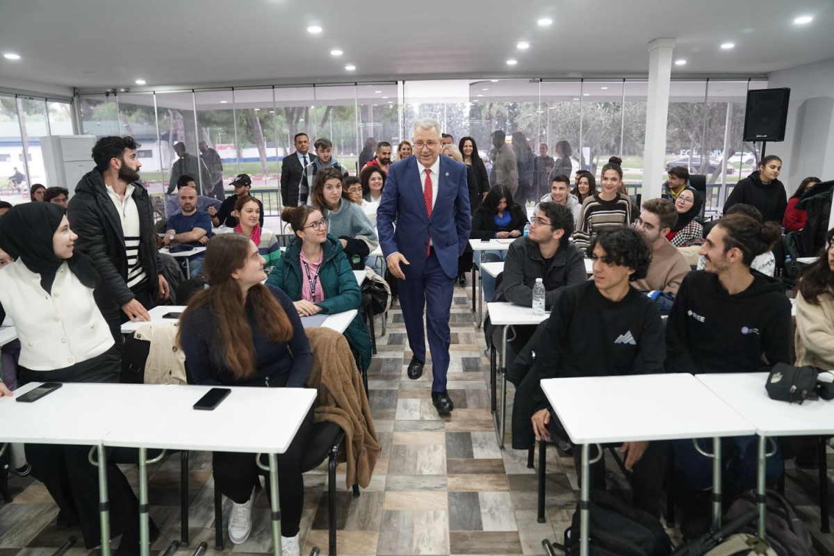 Rektör Prof. Dr. Budak, araştırma yürüten ve proje hazırlayan öğrencilerle bir araya geldi