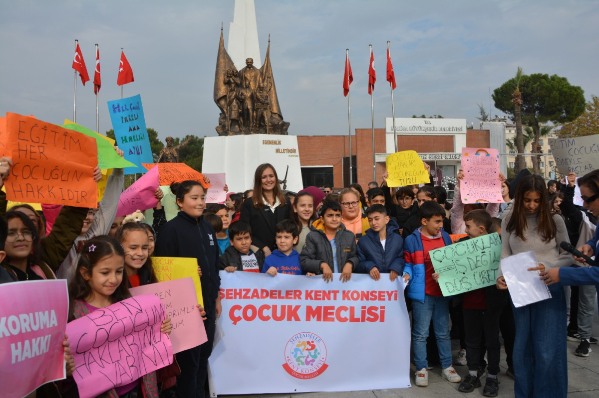 Şehzadeler Belediyesi ve Şehzadeler Kent Konseyi Çocuk Meclisi 20 Kasım Dünya Çocuk Hakları Günü dolayısıyla yürüdü.