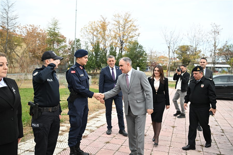 Vali Özkan, İlçe Değerlendirme Toplantılarına Devam Ediyor